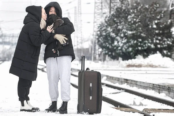 Tren istasyonunda iki genç bayanla buluşacağım. Tren yolculuğu.