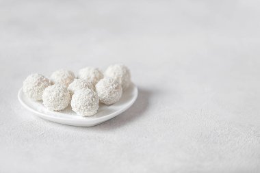 Beyaz üstüne beyaz, hindistan cevizi taneli yuvarlak tatlılar.