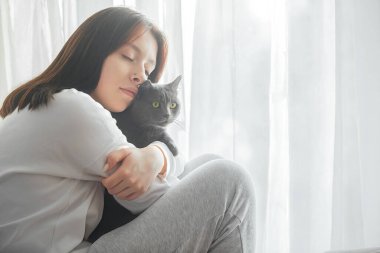 Bir kedi güzel bir genç kızla portresi