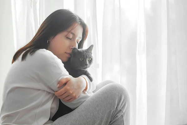 고양이와 아름 다운 젊은 여자의 초상화 — 스톡 사진