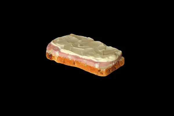 黒を背景に白パン バター ゆでたソーセージ マヨネーズのサンドイッチ 左側の図 — ストック写真