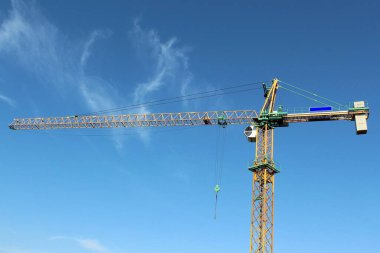 Arka plandaki hafifçe dokunarak bulutlarla mavi gökyüzü