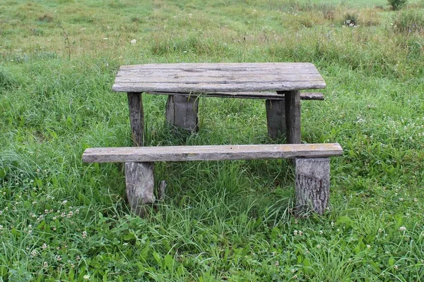 Dřevěný Stůl Dvěma Lavicemi Zemědělském Poli — Stock fotografie