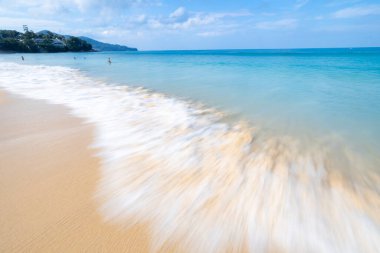 Deniz dalgası kumsaldaki kumlara beyaz köpük yayar Phuket Denizi Tayland geniş açılı düşük açılı deklanşör görüntüsü
