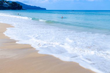 Deniz dalgası kumsaldaki kumlara beyaz köpük yayar Phuket Denizi Tayland geniş açılı düşük açılı deklanşör görüntüsü