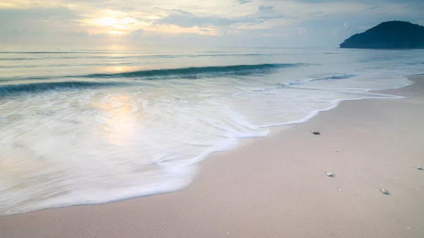 Lång Exponering Skott Sandstrand Och Havet Våg Vita Bubblor Med — Stockfoto