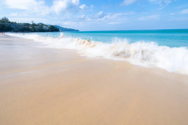 Tenger Hullám Splay Fehér Hab Homokban Strandon Phuket Tenger Thaiföld — Stock Fotó