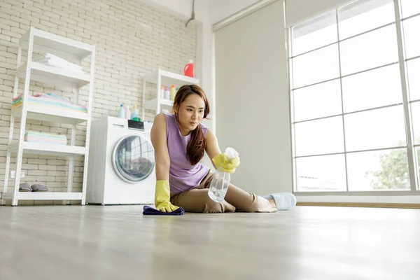 Ama Casa Con Guantes Amarillos Sentado Sala Limpieza Piso Con —  Fotos de Stock