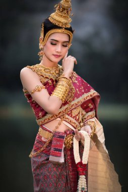 Thai modeli geleneksel kıyafet kırmızı ve mücevherler güzel Tayland geleneği profil konsepti