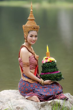 Portre modeli, geleneksel Taylandlı kırmızı, mor ve altın mücevherler giyiyor. Loy Krathong gününde.