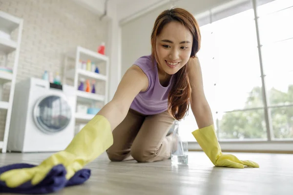 Housewife Wearing Yellow Gloves Sitting Cleaning Room Floor Fibre Cloth — Stock Photo, Image
