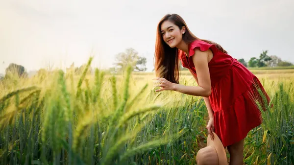Szczęśliwy Podróży Ekoturystyka Koncepcja Młoda Azjatycka Piękna Kobieta Czerwonej Sukience — Zdjęcie stockowe
