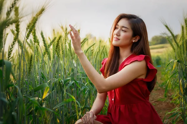 Щаслива Молода Азійка Одягнена Червоне Плаття Сидить Відпочиває Фермі Ячменю — стокове фото