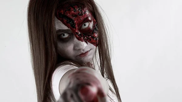 Ung Asiatisk Kvinna Bär Vit Klänning Utgör Zombie Ansiktet Och — Stockfoto