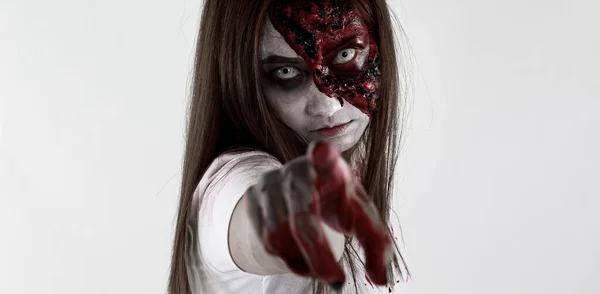 Mladá Asijská Žena Sobě Bílé Šaty Tvoří Zombie Obličeji Ukazuje — Stock fotografie