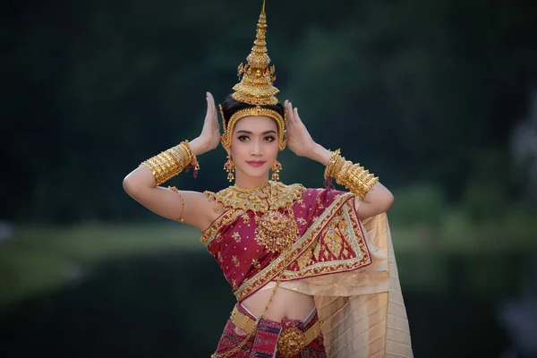Thai Μοντέλο Αυτό Παραδοσιακό Φόρεμα Κόκκινο Και Κοσμήματα Όμορφη Thai — Φωτογραφία Αρχείου