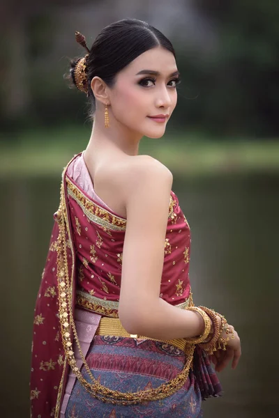 Thai Model Thaise Traditionele Jurk Rood Sieraden Mooie Thaise Traditie — Stockfoto