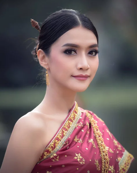 Thai Μοντέλο Αυτό Παραδοσιακό Φόρεμα Κόκκινο Και Κοσμήματα Όμορφη Thai — Φωτογραφία Αρχείου