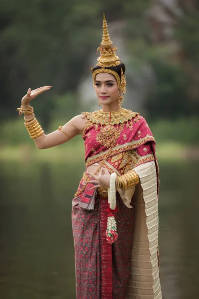 Amezing Bela Mulher Tailandesa Vestindo Tailandês Tradicional Entregando Flores Guirlanda — Fotografia de Stock