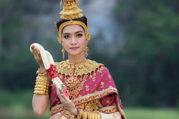 Bela Mulher Tailandesa Vestindo Tailandês Tradicional Entregando Flores Guirlanda Sorriso — Fotografia de Stock