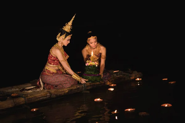 Schöne Zwei Thailändische Frauen Traditioneller Thailändischer Kleidung Auf Bambus Für — Stockfoto