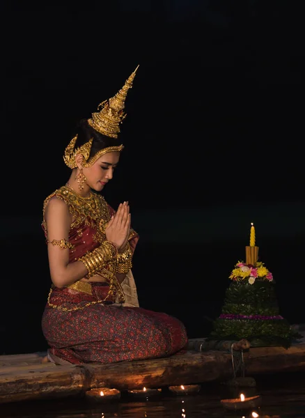 Beautiful Woman Thailand Wearing Thai Traditional Dress Bamboo River Park — Stock Photo, Image