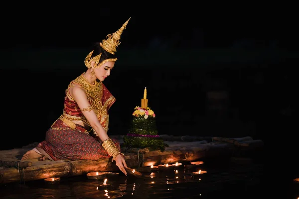 Nachtporträt Modell Trägt Traditionellen Thai Rot Und Lila Und Goldschmuck — Stockfoto