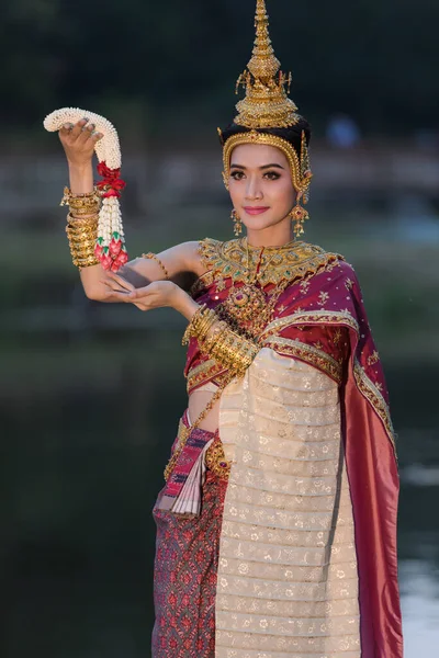 Bahçede Geleneksel Tayland Kırmızı Altın Mücevherleri Takan Portre Modeli — Stok fotoğraf