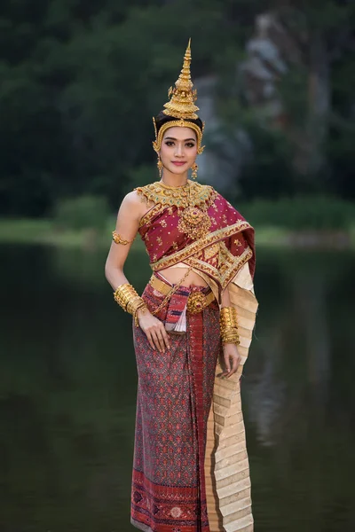 Portrét Styl Model Nosí Tradiční Thajské Červené Zlaté Šperky Zahradě — Stock fotografie