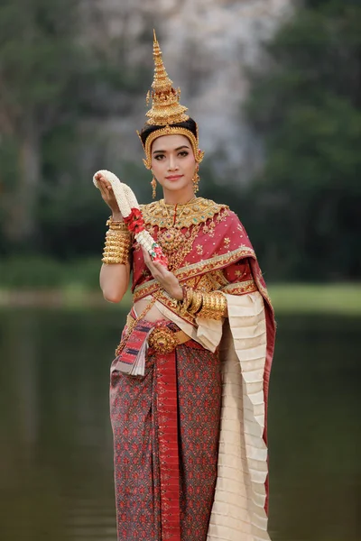Model Portret Styl Noszenie Tradycyjnej Tajskiej Biżuterii Czerwony Złoty Ogrodzie — Zdjęcie stockowe