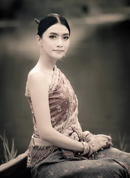 Porträt Junge Asiatische Model Traditionellem Thailändischen Rot Und Schmuck Kostüm — Stockfoto