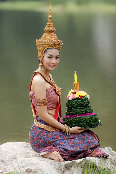 Portret Model Noszenie Tradycyjnej Tajskiej Czerwono Fioletowej Złotej Biżuterii Loy — Zdjęcie stockowe