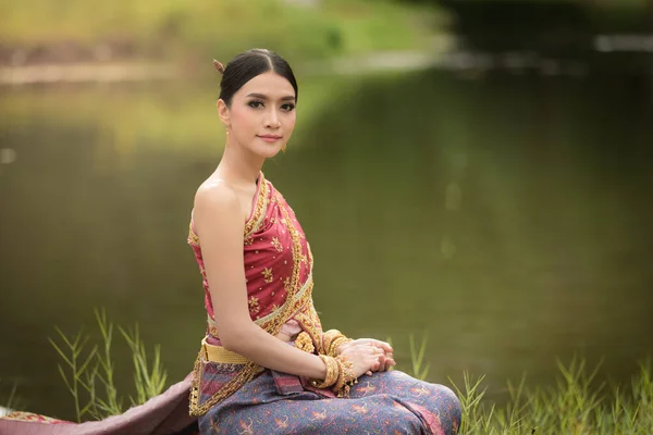 Thajský Model Portrét Červené Šaty Střelba Zahradě — Stock fotografie