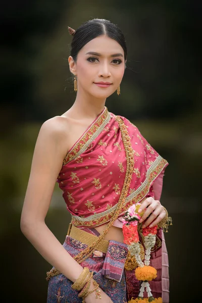 Thai Model Portriat Rotes Kleid Shooting Garten — Stockfoto