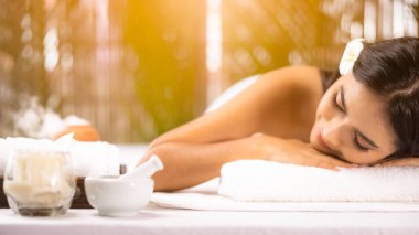 güzellik, spa, yağ masajı tatil köyü ve rahatlama konsepti - güzel Asyalı kadın uyuyor ve Tayland spa salonunda dinleniyor 