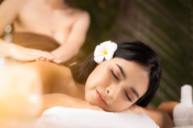 güzellik, spa, yağ masajı tatil köyü ve rahatlama konsepti - güzel Asyalı kadın uyuyor ve Tayland spa salonunda dinleniyor 