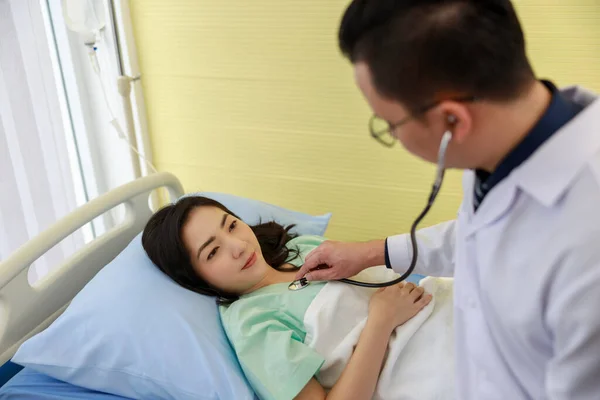 Asyalı Doktor Steteskop Kullanıyor Hasta Kadınların Kalp Atışlarını Dinle — Stok fotoğraf