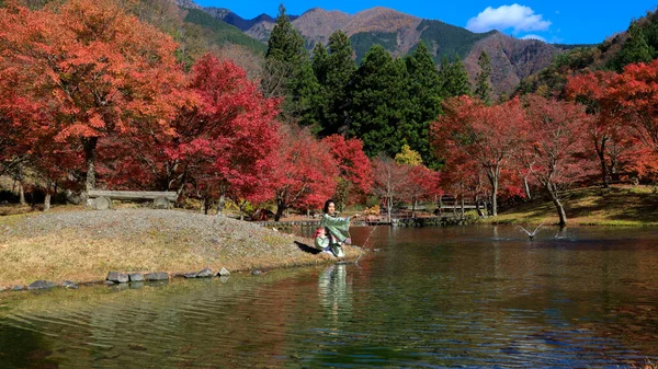 Красивый Ландшафт Природного Речного Парка Маленькие Женщины Кимоно Осенних Листьях — стоковое фото