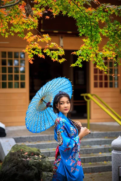 Fiatal Turista Visel Kék Kimono Esernyő Sétált Parkban Őszi Levelek — Stock Fotó