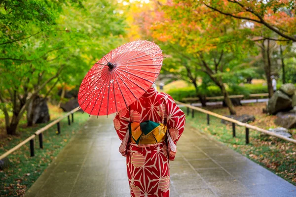 日本秋天 穿着红色和服和雨伞的女游客在公园里散步 — 图库照片