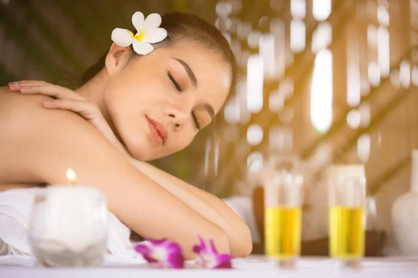 Belleza Spa Masaje Tratamiento Aceite Complejo Concepto Relajación Hermosa Mujer — Foto de Stock