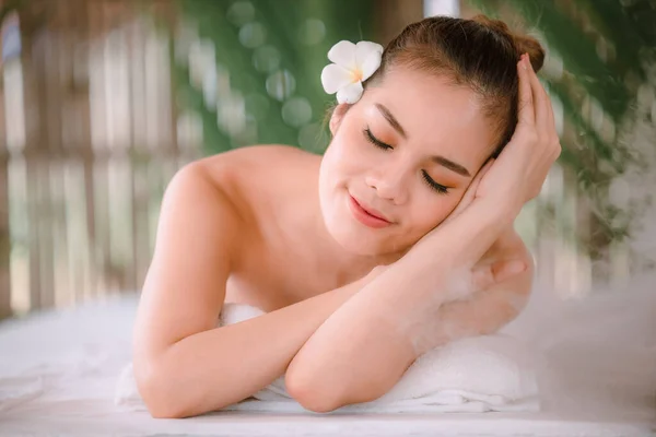 Mooie Jonge Aziatische Vrouw Slapen Ontspannen Spa Massage Salon Close — Stockfoto