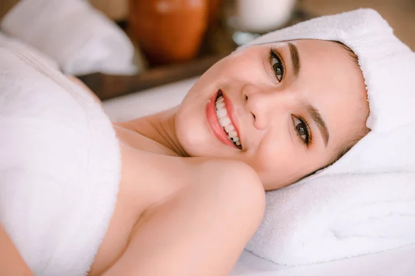 Beautiful Asian Woman Lying Relaxing Spa Salon Looking Camera — Stock Photo, Image