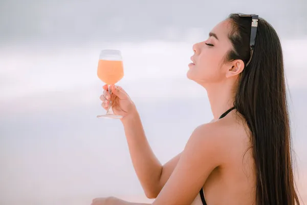 Mujer Joven Bronceada Bikini Con Celebración Beber Jugo Frutas Playa —  Fotos de Stock