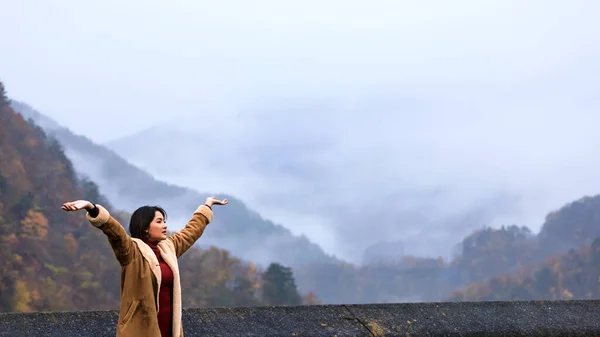 Vacker Utsikt Över Landskapet Och Unga Asiatiska Kvinnor Ler Turister — Stockfoto