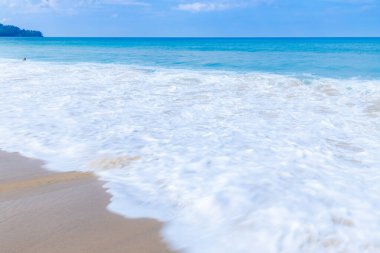 Deniz dalgası kumsaldaki kumlara beyaz köpük yayar Phuket Denizi Tayland geniş açılı düşük açılı deklanşör görüntüsü