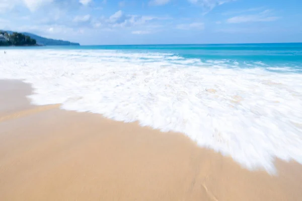 海浪在沙滩上喷出白色泡沫在泰国普吉海广角低速快门速度射击 — 图库照片