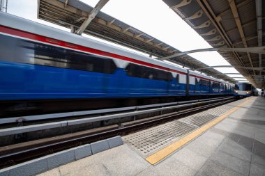 Bangkok 'ta tren durağı ve hareket halinde. Tayland istasyonu uzun pozlu çekim.