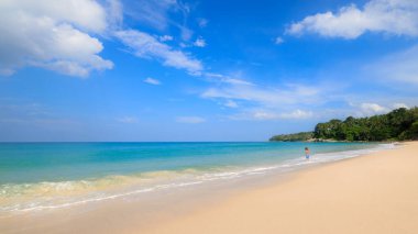 Plaj ve tropikal deniz. Küçük turistler ve mavi gökyüzü. Yaz tatili için Phuket Tayland 'a. 