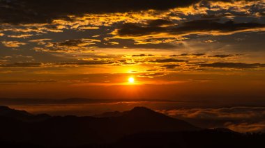 Alacakaranlık manzarası günbatımı ve bulutlar gökyüzü turuncu ve siluet dağ önplanı görüş noktası Chiang rai Tayland